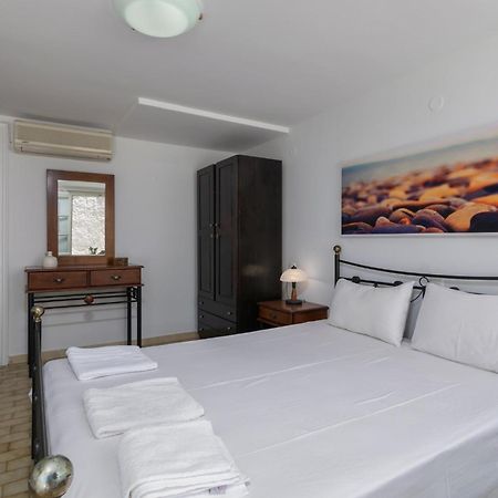Areti'S Milos Guesthouses Adamantas  Esterno foto