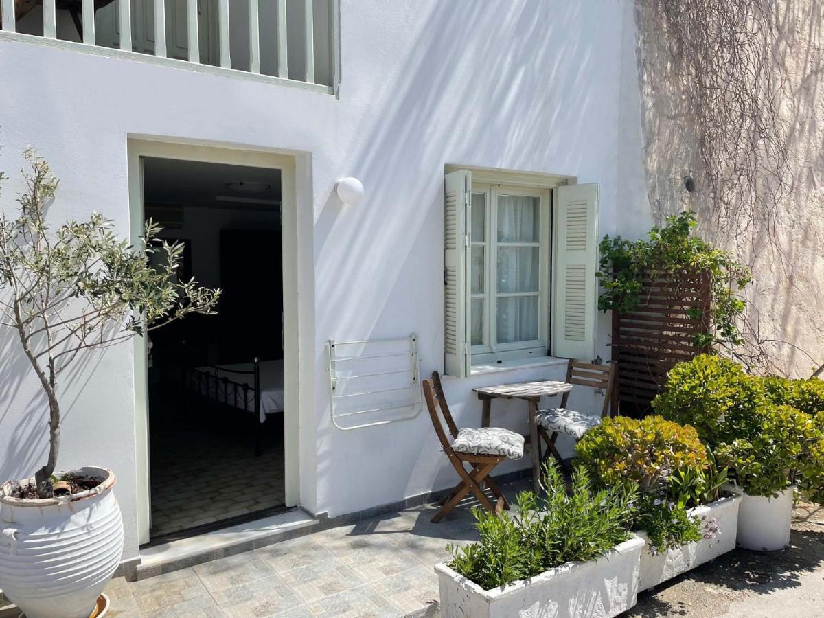 Areti'S Milos Guesthouses Adamantas  Esterno foto