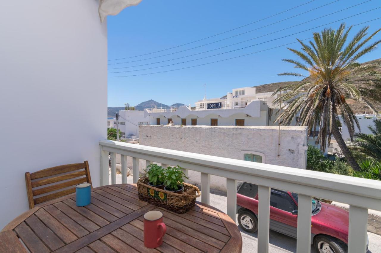 Areti'S Milos Guesthouses Adamantas  Esterno foto