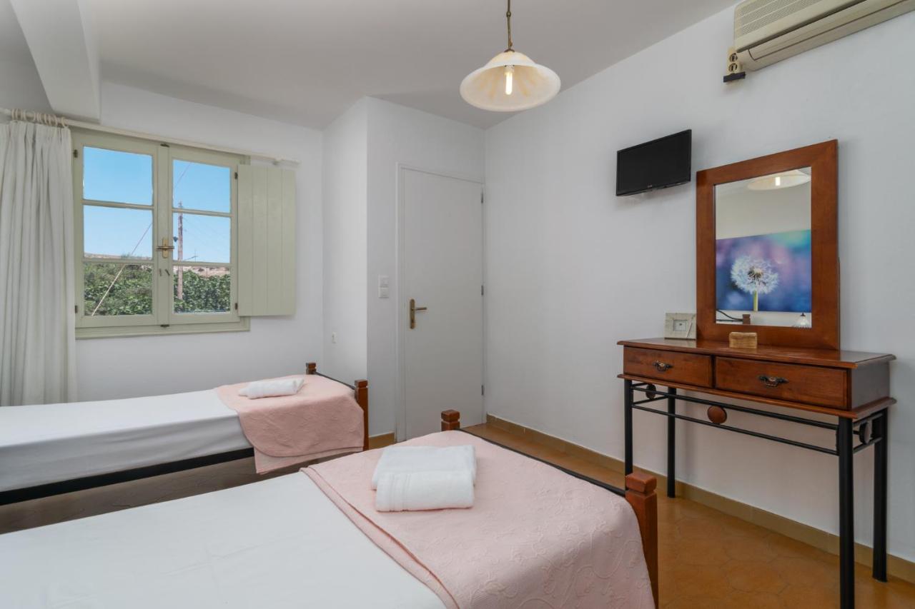 Areti'S Milos Guesthouses Adamantas  Esterno foto
