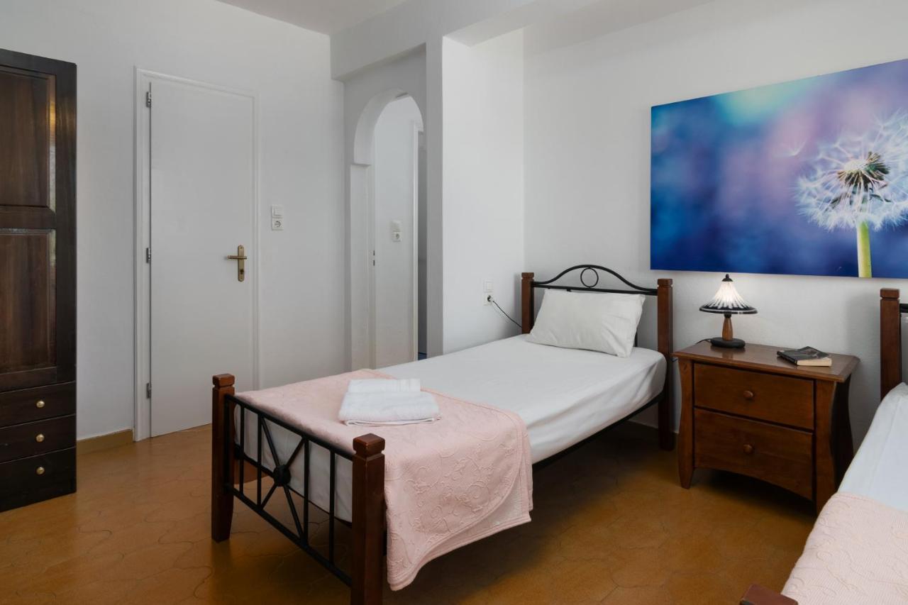 Areti'S Milos Guesthouses Adamantas  Esterno foto