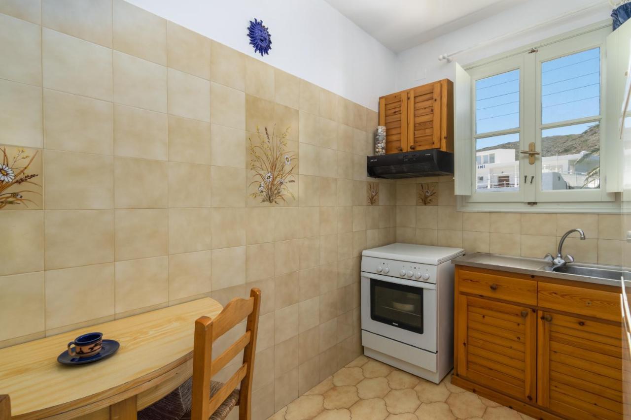 Areti'S Milos Guesthouses Adamantas  Esterno foto