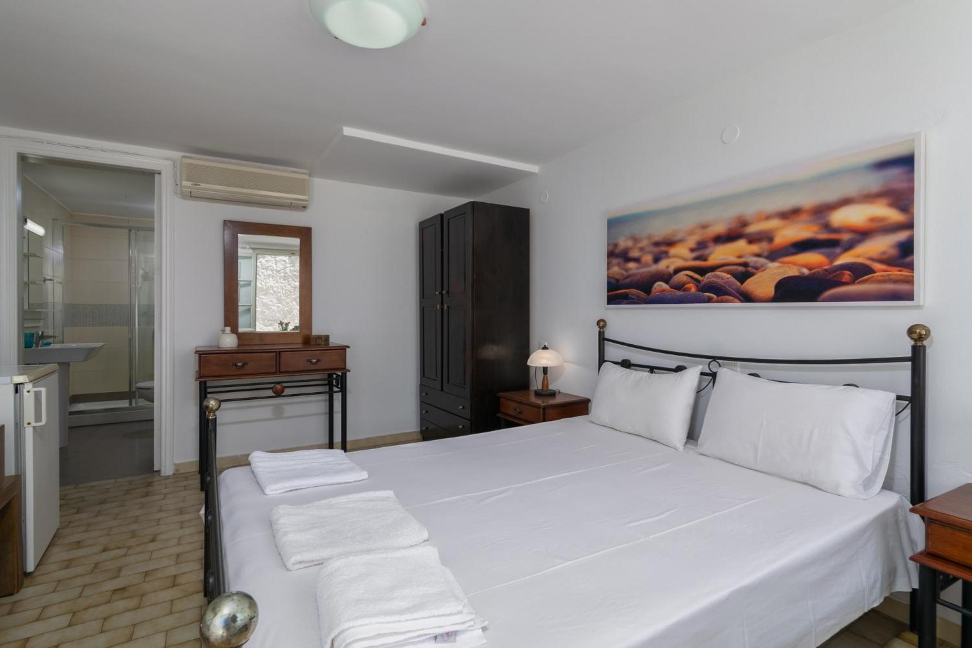 Areti'S Milos Guesthouses Adamantas  Esterno foto