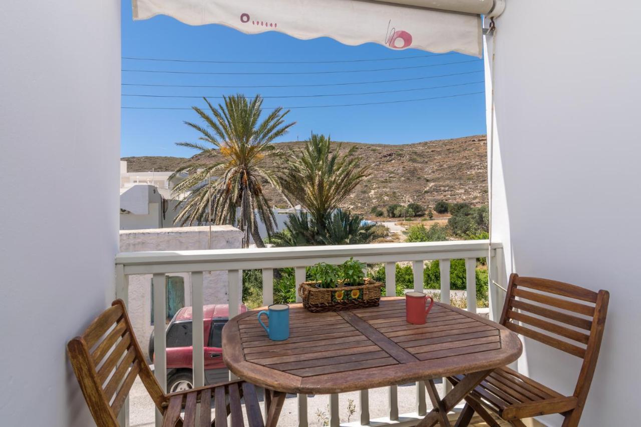 Areti'S Milos Guesthouses Adamantas  Esterno foto