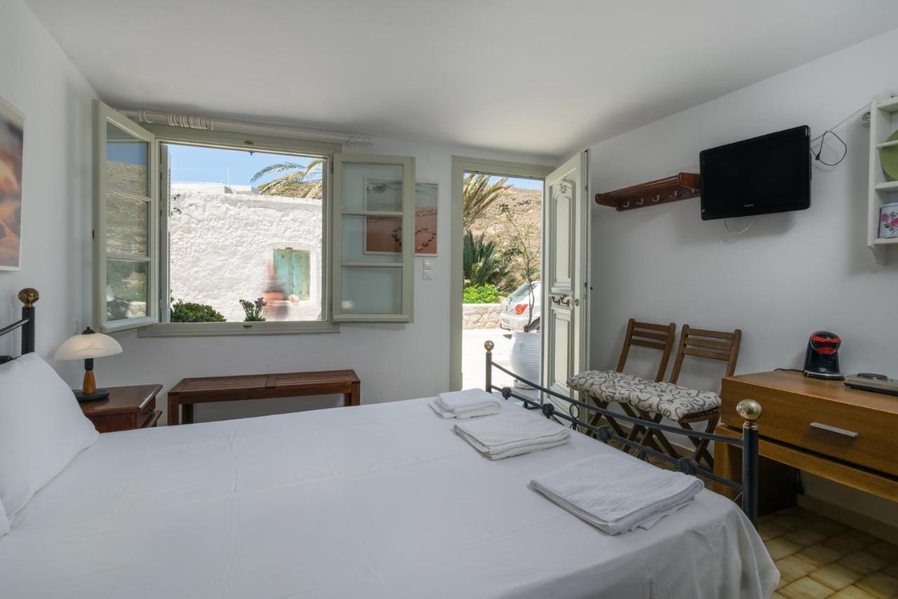 Areti'S Milos Guesthouses Adamantas  Esterno foto