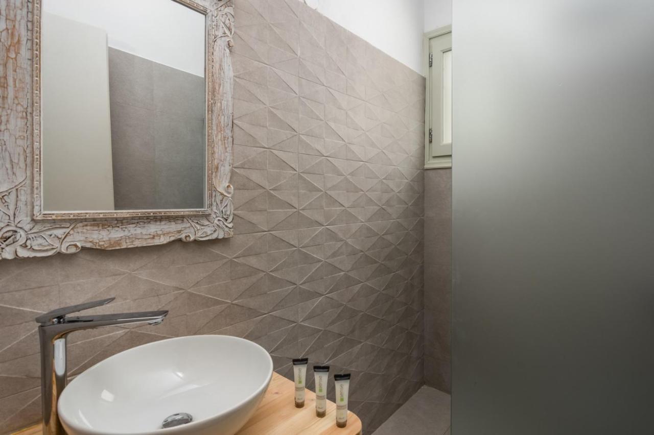 Areti'S Milos Guesthouses Adamantas  Esterno foto