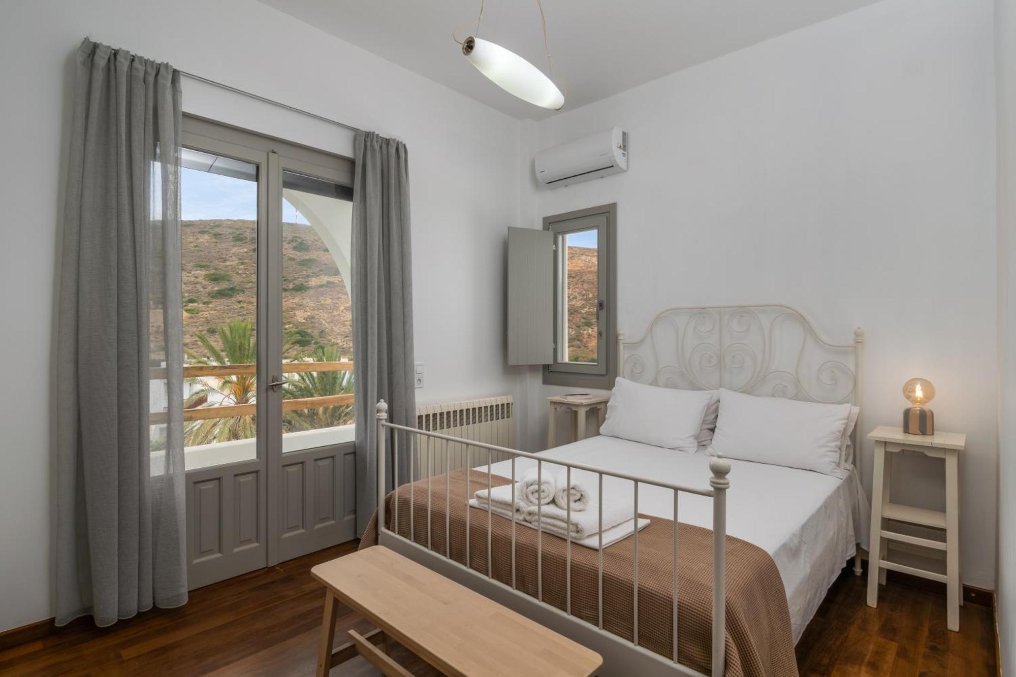 Areti'S Milos Guesthouses Adamantas  Esterno foto