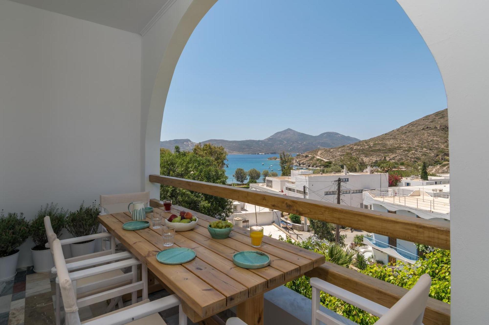 Areti'S Milos Guesthouses Adamantas  Esterno foto